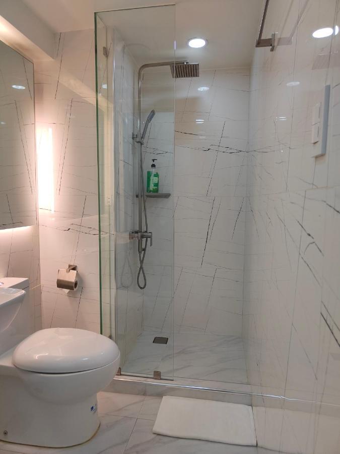 Burgundy Mckinley Place Service Apartment มะนิลา ภายนอก รูปภาพ