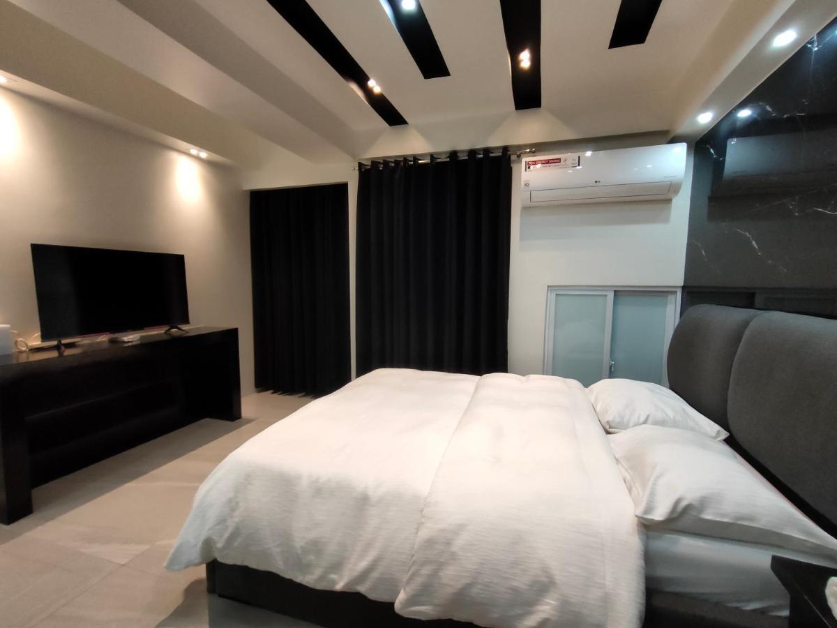 Burgundy Mckinley Place Service Apartment มะนิลา ภายนอก รูปภาพ