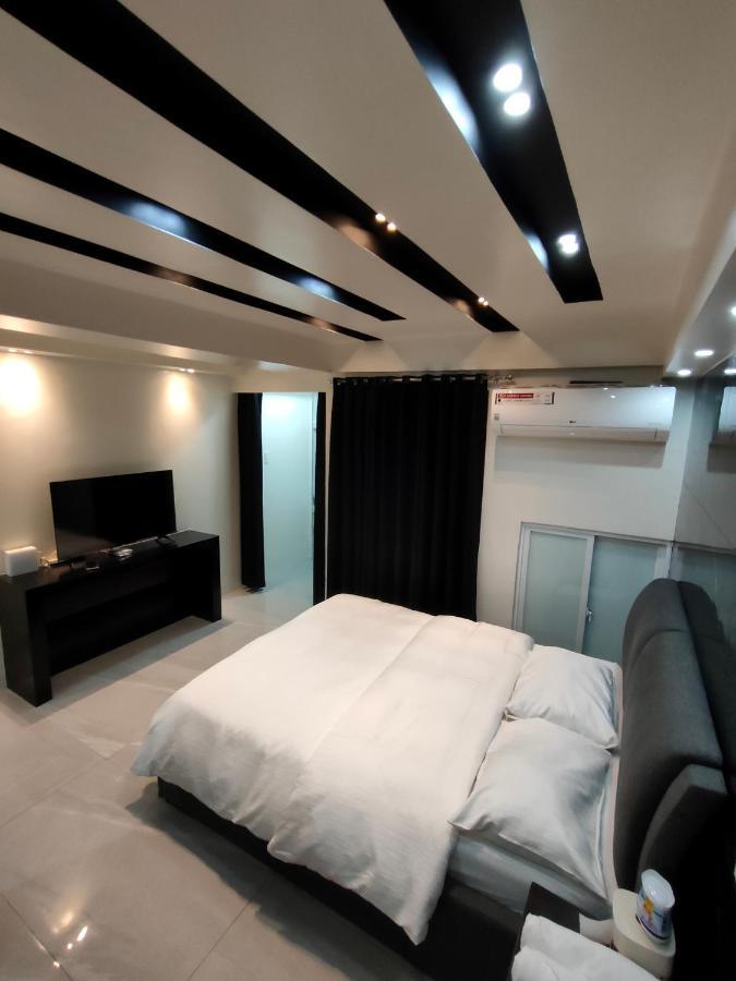 Burgundy Mckinley Place Service Apartment มะนิลา ภายนอก รูปภาพ