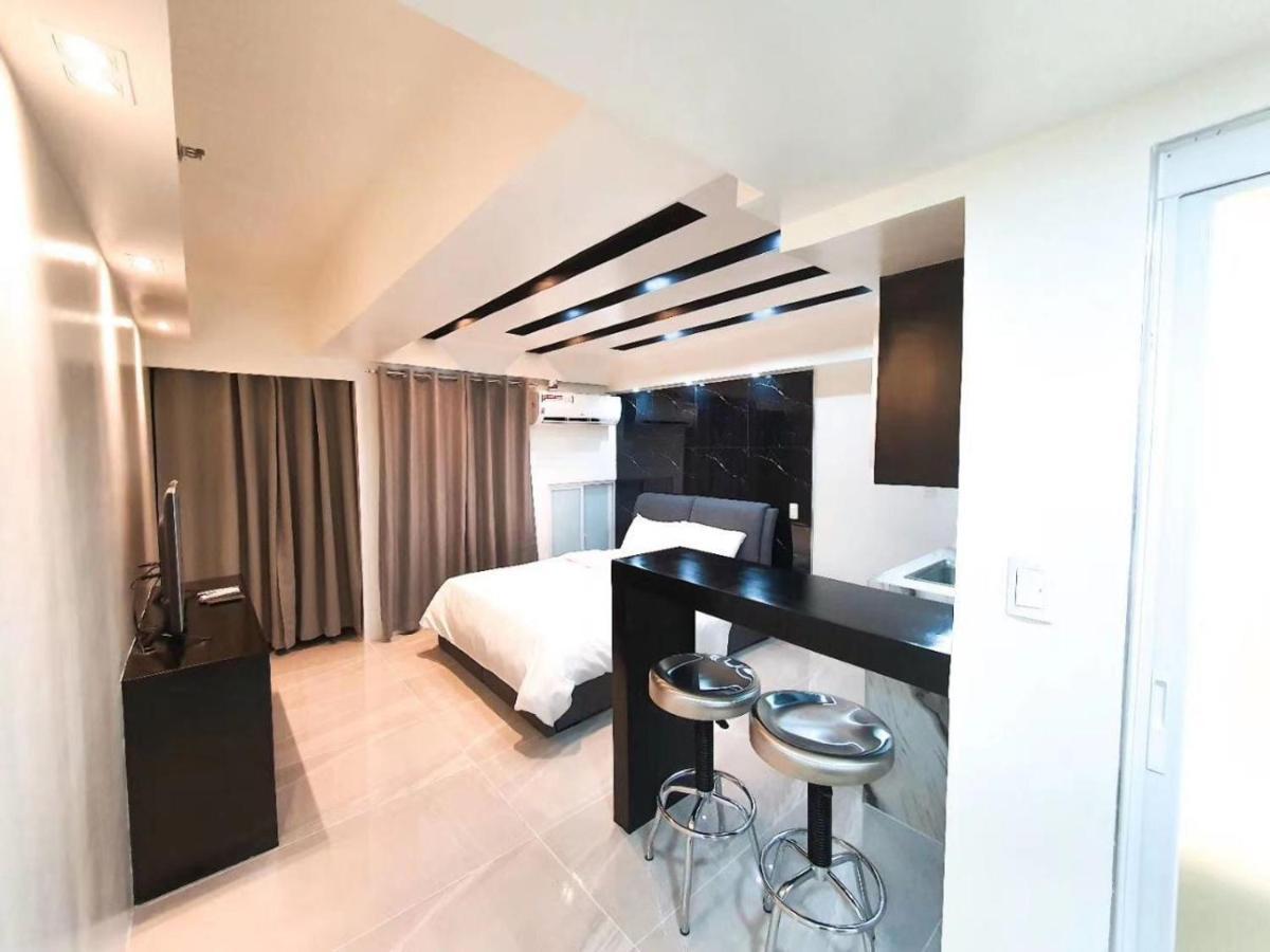 Burgundy Mckinley Place Service Apartment มะนิลา ภายนอก รูปภาพ
