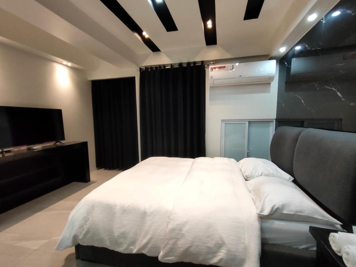 Burgundy Mckinley Place Service Apartment มะนิลา ภายนอก รูปภาพ