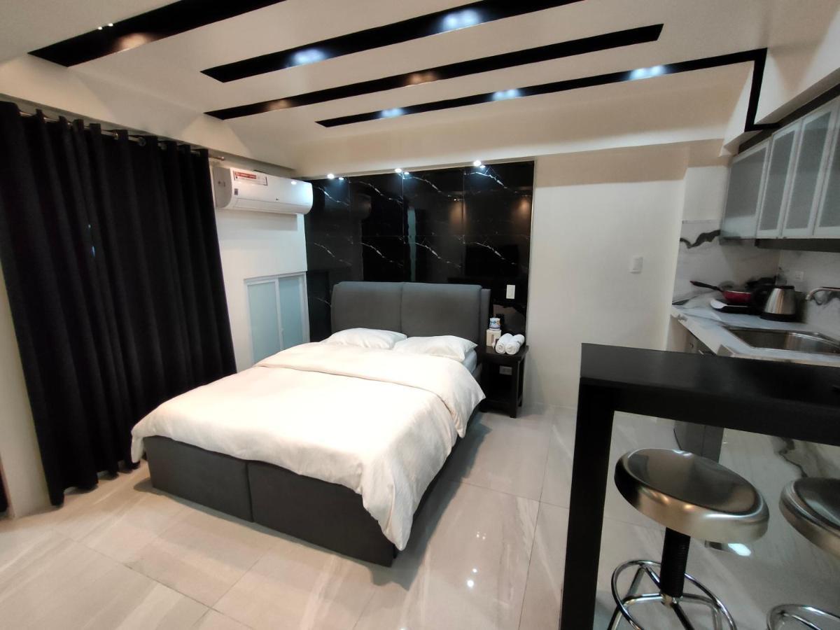 Burgundy Mckinley Place Service Apartment มะนิลา ภายนอก รูปภาพ