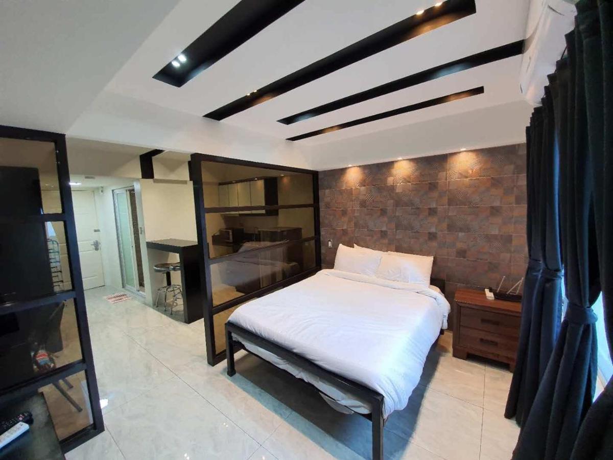 Burgundy Mckinley Place Service Apartment มะนิลา ภายนอก รูปภาพ