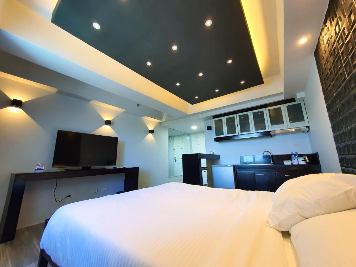 Burgundy Mckinley Place Service Apartment มะนิลา ภายนอก รูปภาพ