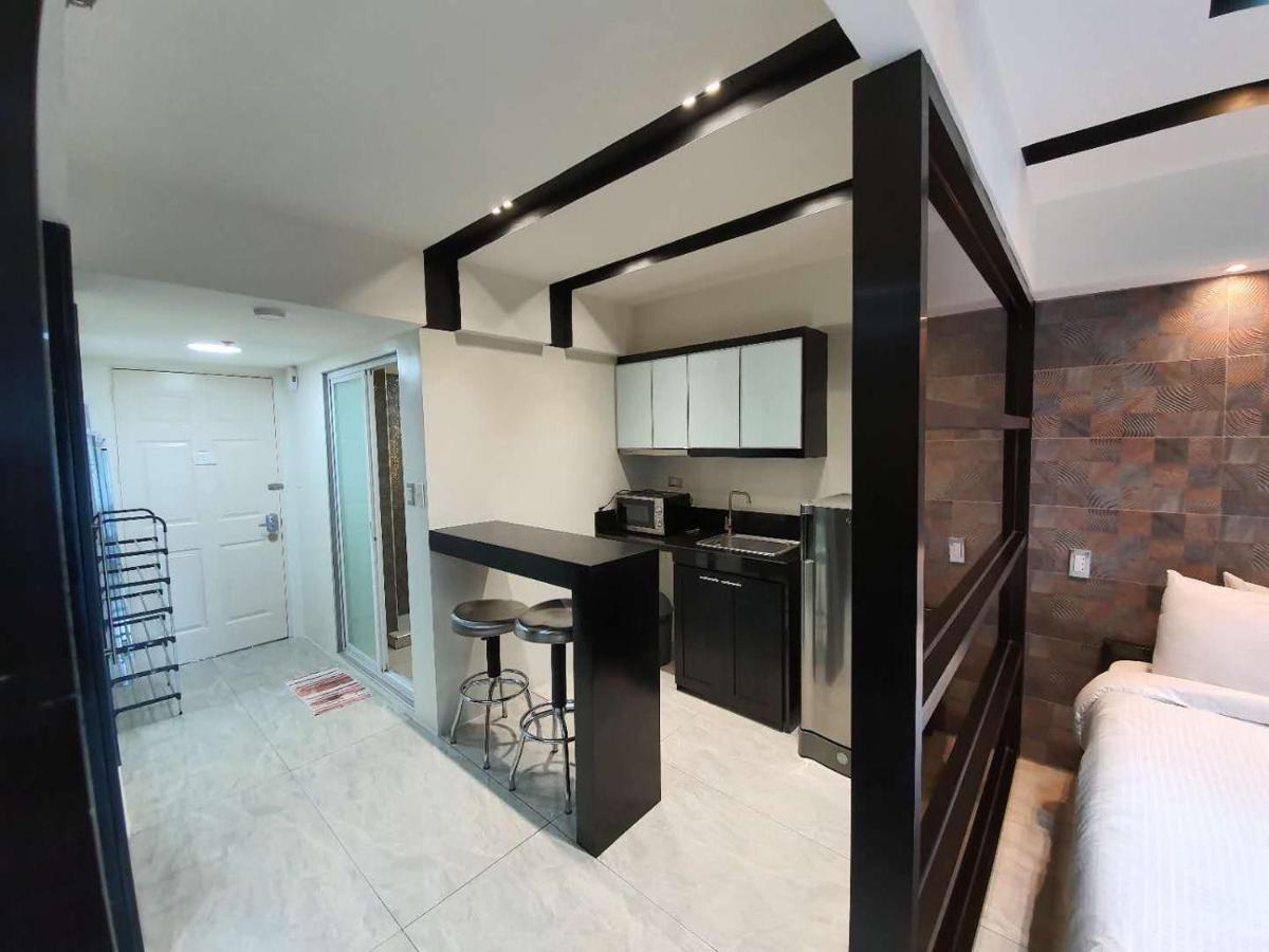 Burgundy Mckinley Place Service Apartment มะนิลา ภายนอก รูปภาพ