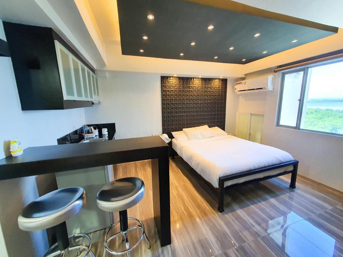 Burgundy Mckinley Place Service Apartment มะนิลา ภายนอก รูปภาพ