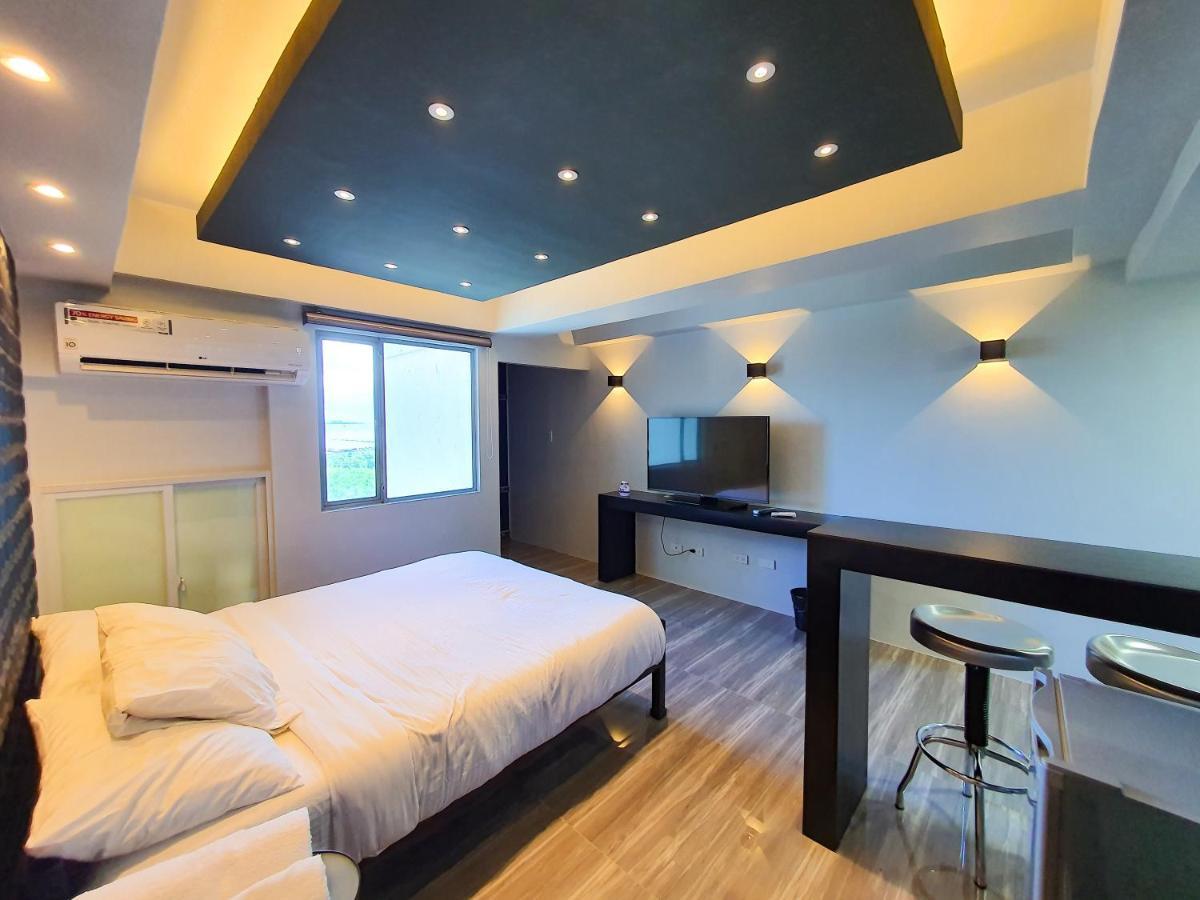 Burgundy Mckinley Place Service Apartment มะนิลา ภายนอก รูปภาพ