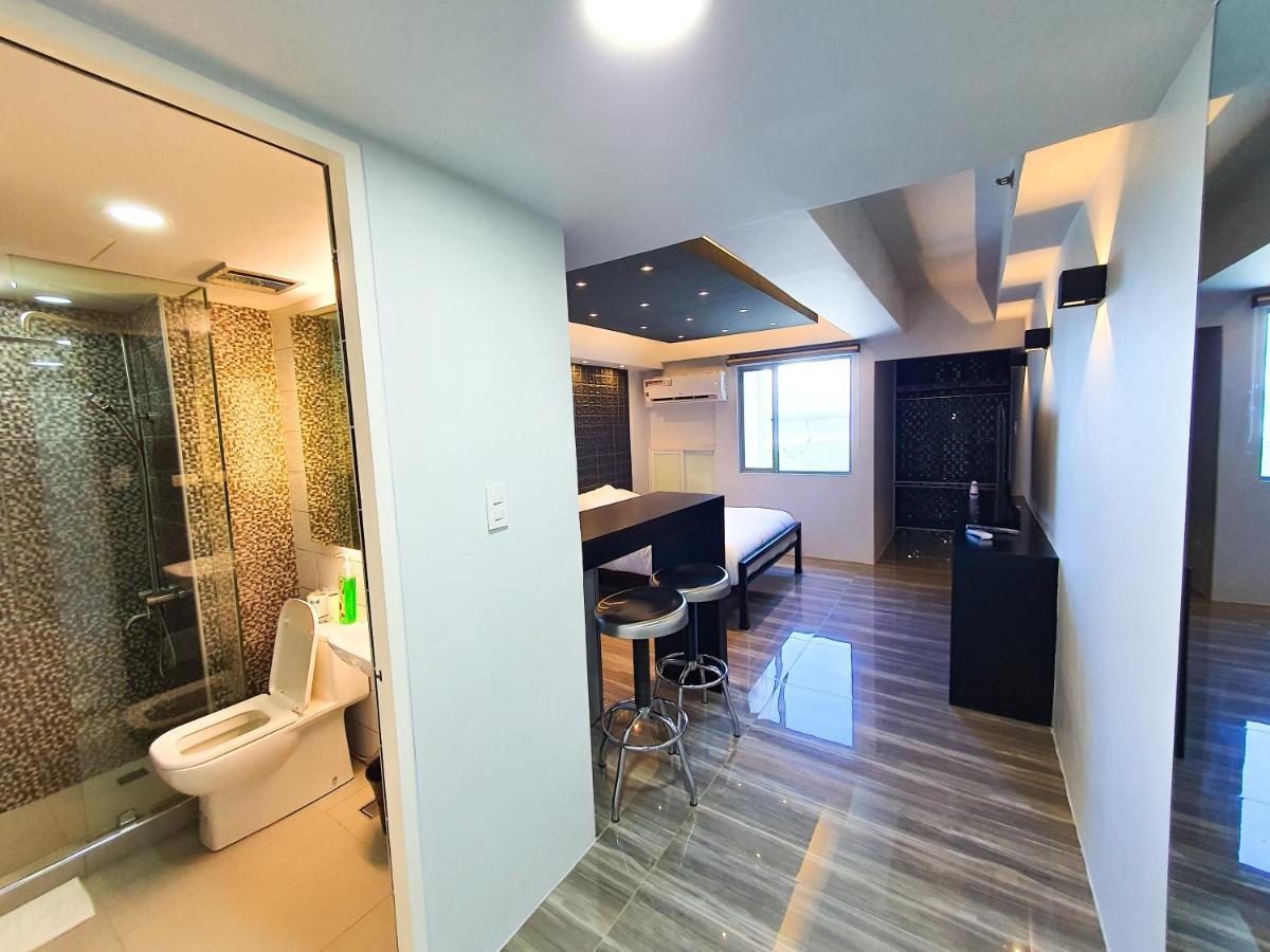 Burgundy Mckinley Place Service Apartment มะนิลา ภายนอก รูปภาพ