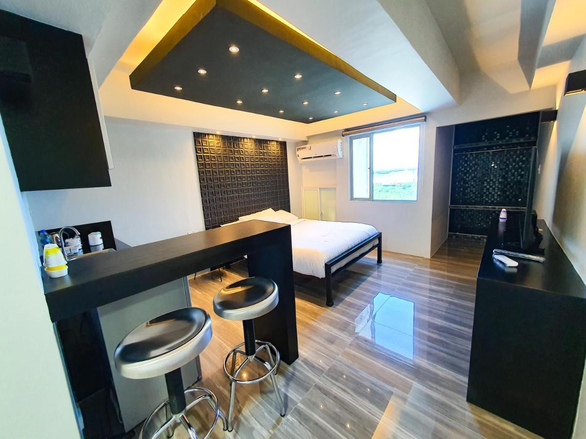 Burgundy Mckinley Place Service Apartment มะนิลา ภายนอก รูปภาพ