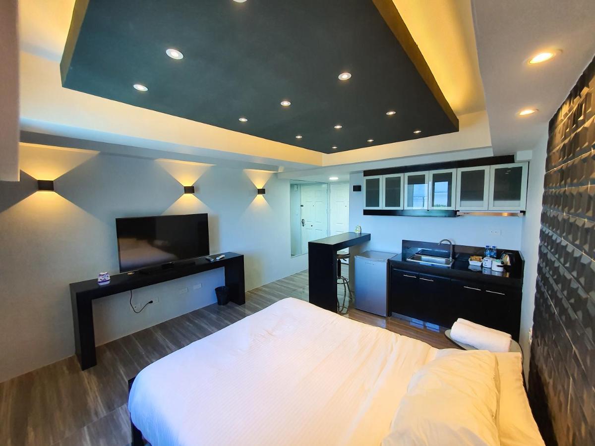 Burgundy Mckinley Place Service Apartment มะนิลา ภายนอก รูปภาพ