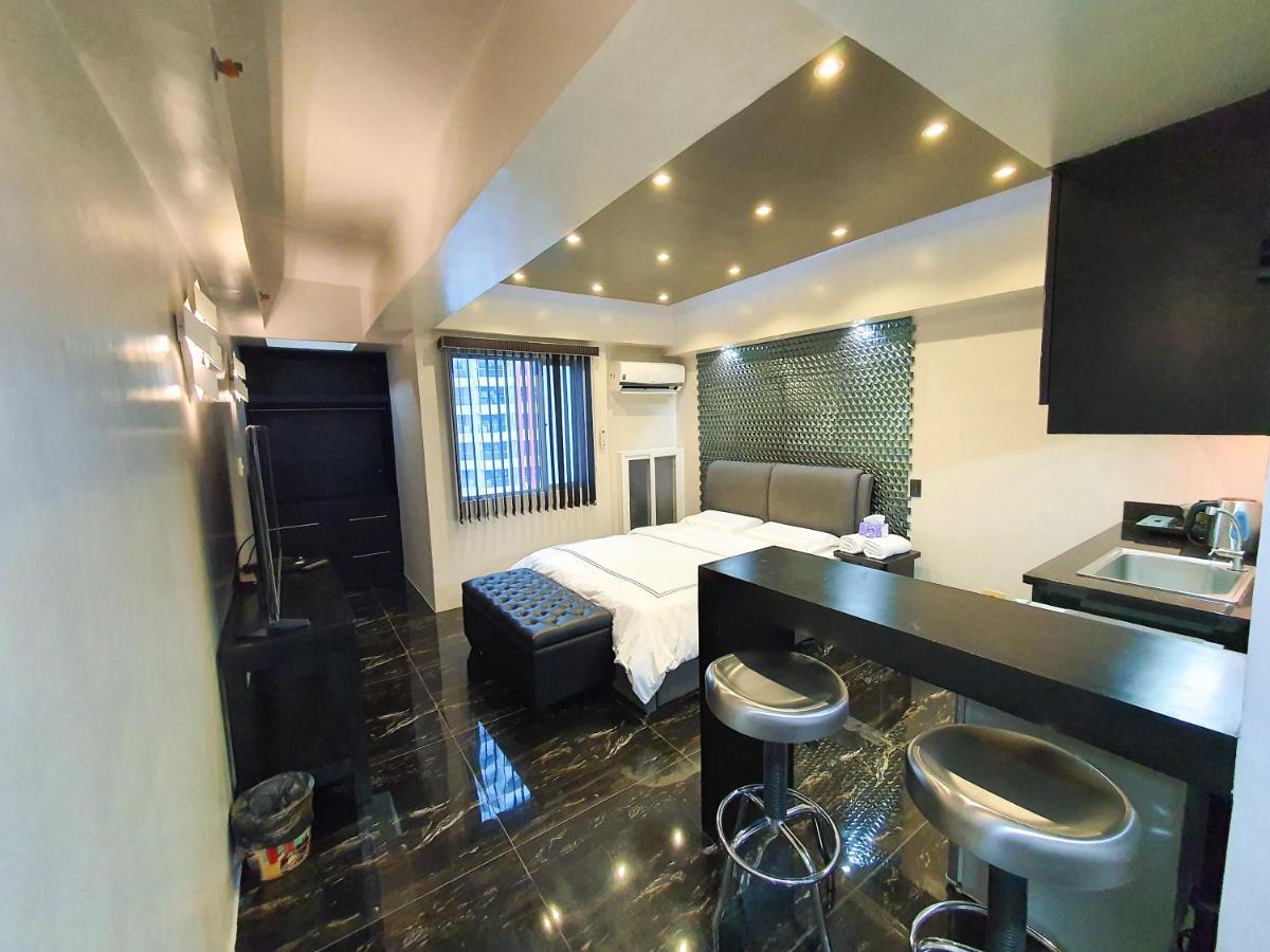 Burgundy Mckinley Place Service Apartment มะนิลา ภายนอก รูปภาพ