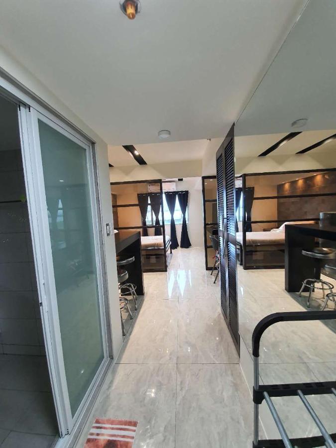 Burgundy Mckinley Place Service Apartment มะนิลา ภายนอก รูปภาพ