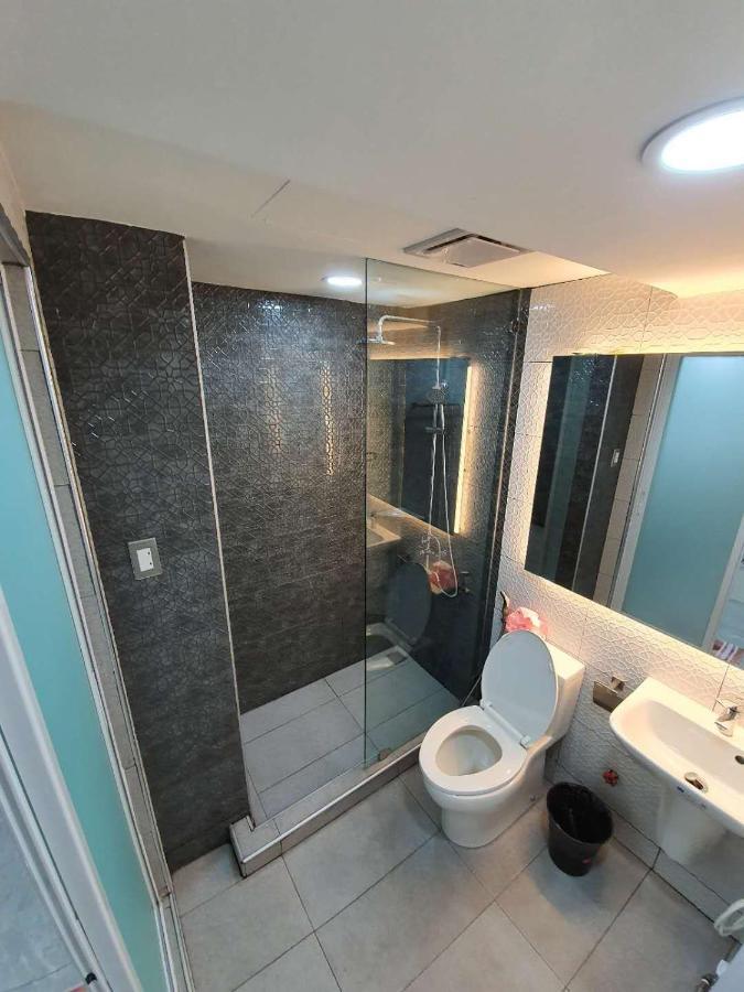 Burgundy Mckinley Place Service Apartment มะนิลา ภายนอก รูปภาพ
