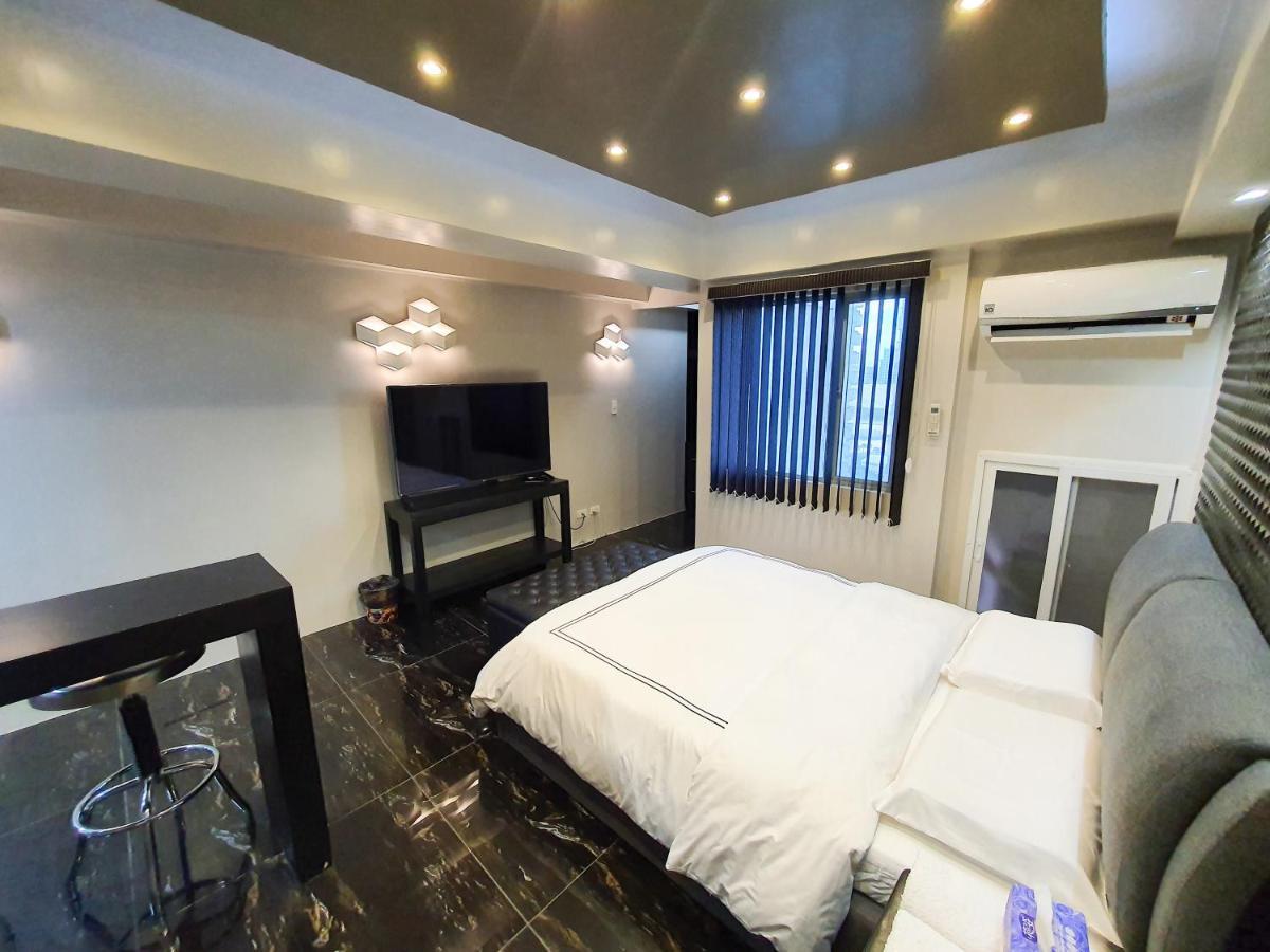 Burgundy Mckinley Place Service Apartment มะนิลา ภายนอก รูปภาพ