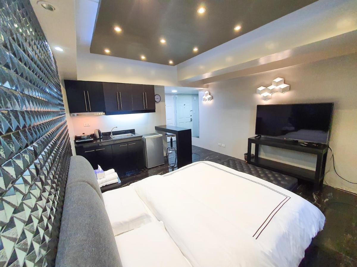 Burgundy Mckinley Place Service Apartment มะนิลา ภายนอก รูปภาพ