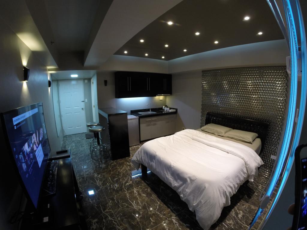 Burgundy Mckinley Place Service Apartment มะนิลา ภายนอก รูปภาพ
