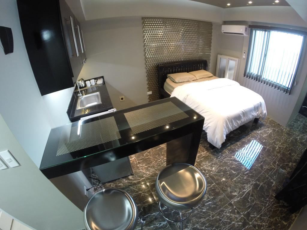 Burgundy Mckinley Place Service Apartment มะนิลา ภายนอก รูปภาพ