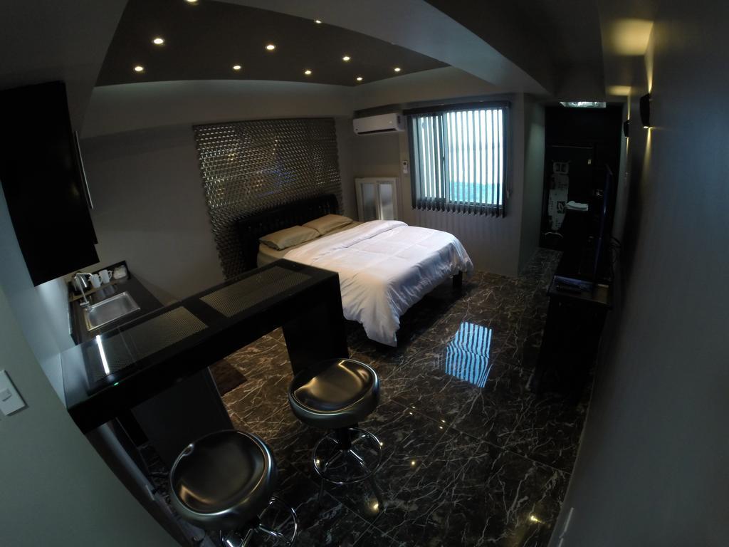 Burgundy Mckinley Place Service Apartment มะนิลา ภายนอก รูปภาพ