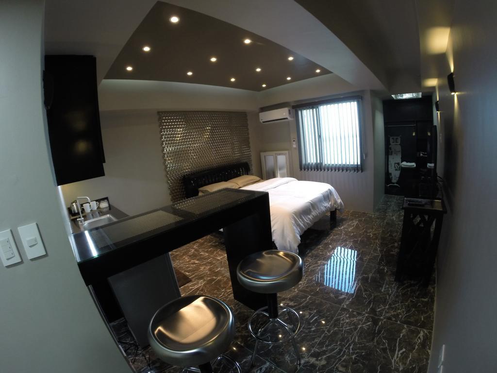 Burgundy Mckinley Place Service Apartment มะนิลา ภายนอก รูปภาพ