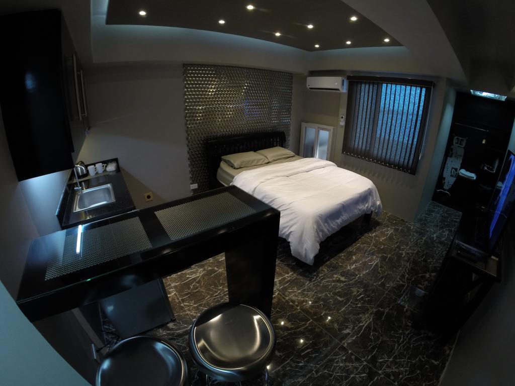 Burgundy Mckinley Place Service Apartment มะนิลา ภายนอก รูปภาพ