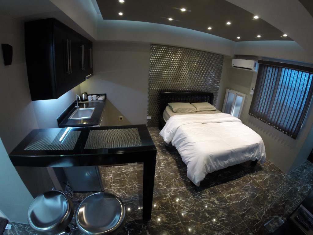 Burgundy Mckinley Place Service Apartment มะนิลา ภายนอก รูปภาพ