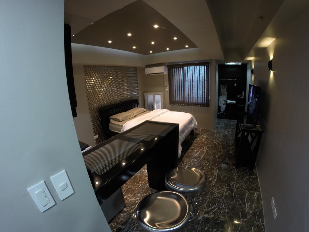 Burgundy Mckinley Place Service Apartment มะนิลา ภายนอก รูปภาพ