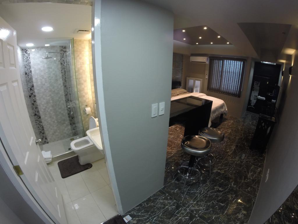 Burgundy Mckinley Place Service Apartment มะนิลา ภายนอก รูปภาพ