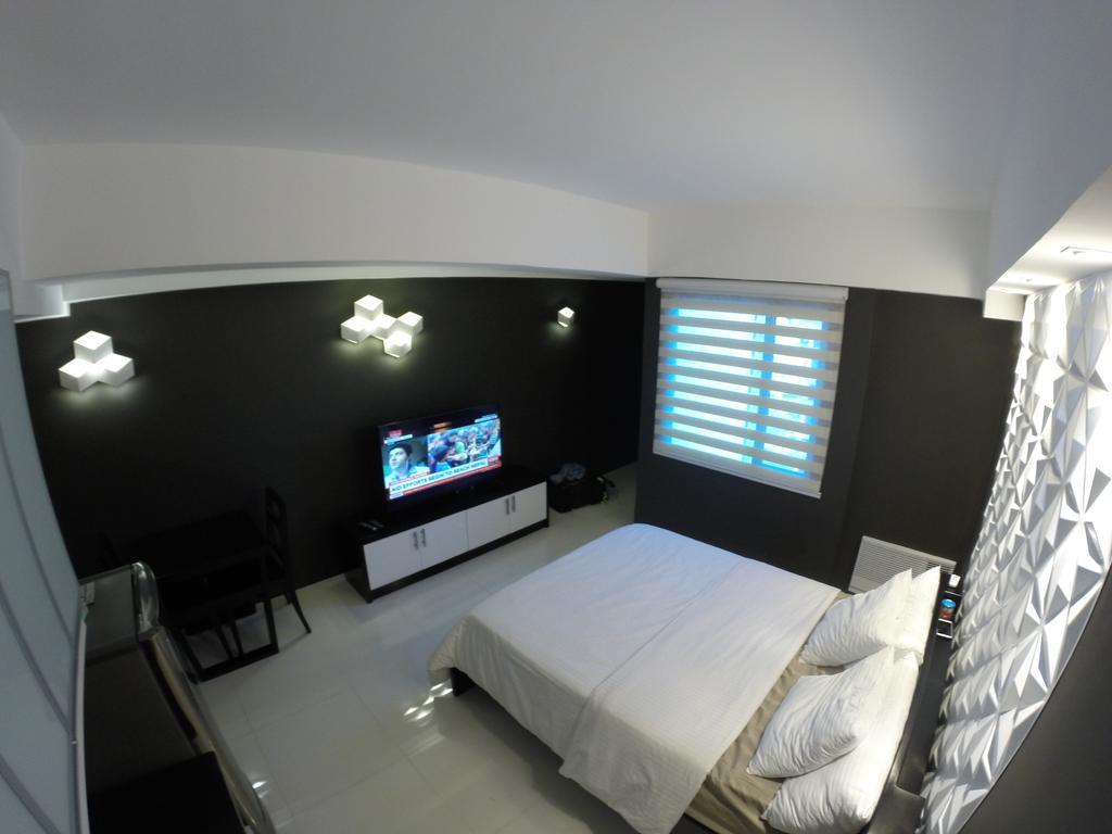 Burgundy Mckinley Place Service Apartment มะนิลา ภายนอก รูปภาพ