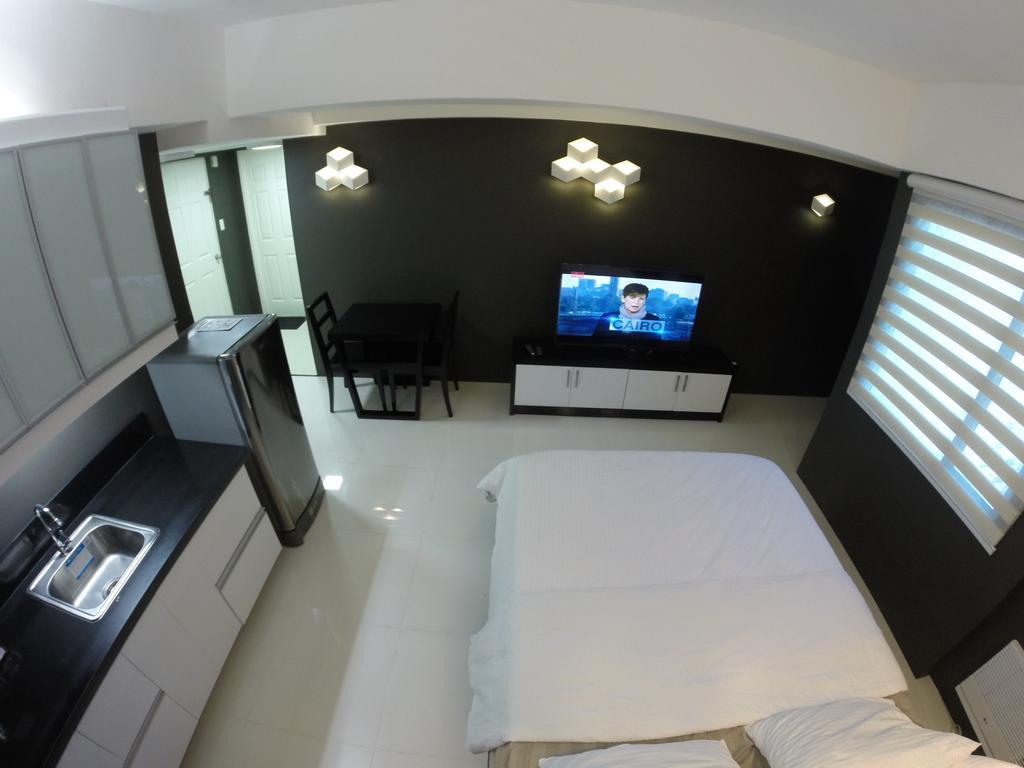 Burgundy Mckinley Place Service Apartment มะนิลา ภายนอก รูปภาพ