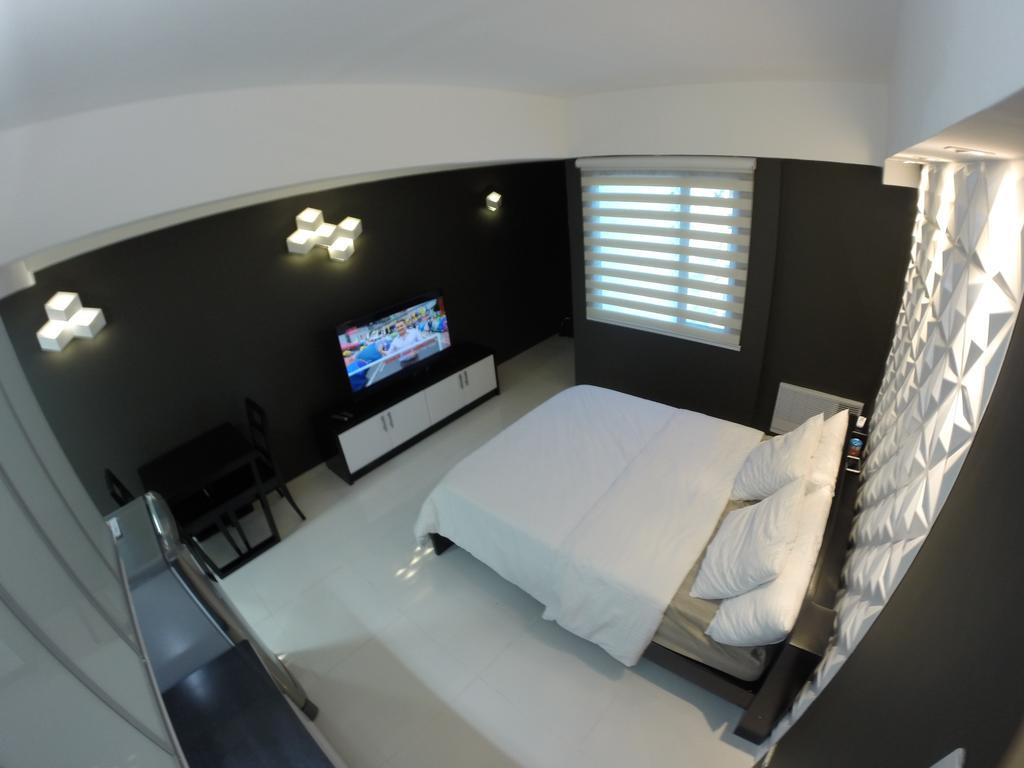 Burgundy Mckinley Place Service Apartment มะนิลา ภายนอก รูปภาพ