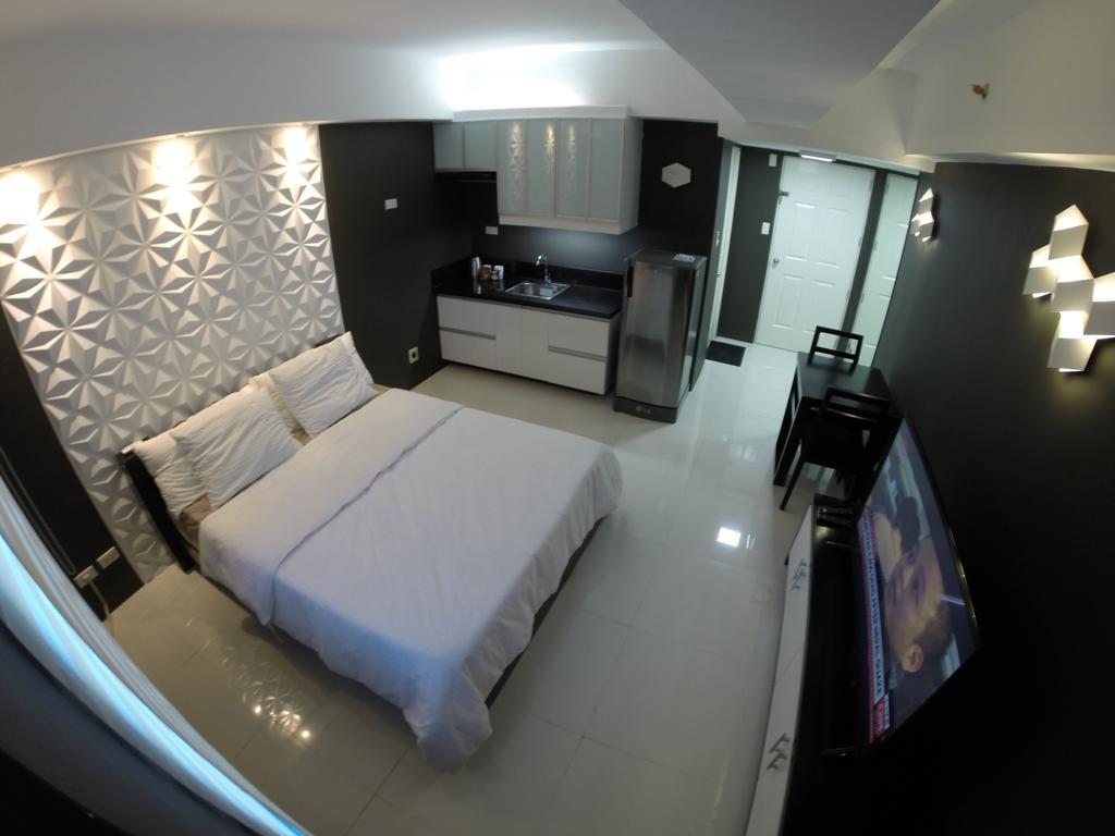 Burgundy Mckinley Place Service Apartment มะนิลา ภายนอก รูปภาพ
