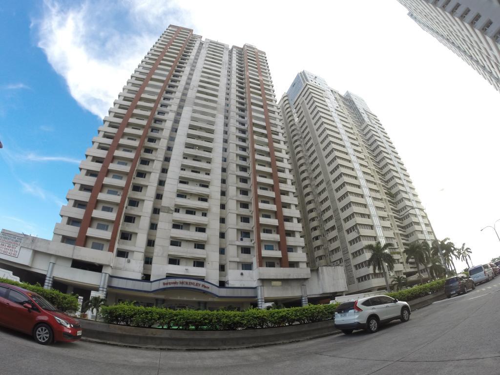 Burgundy Mckinley Place Service Apartment มะนิลา ภายนอก รูปภาพ
