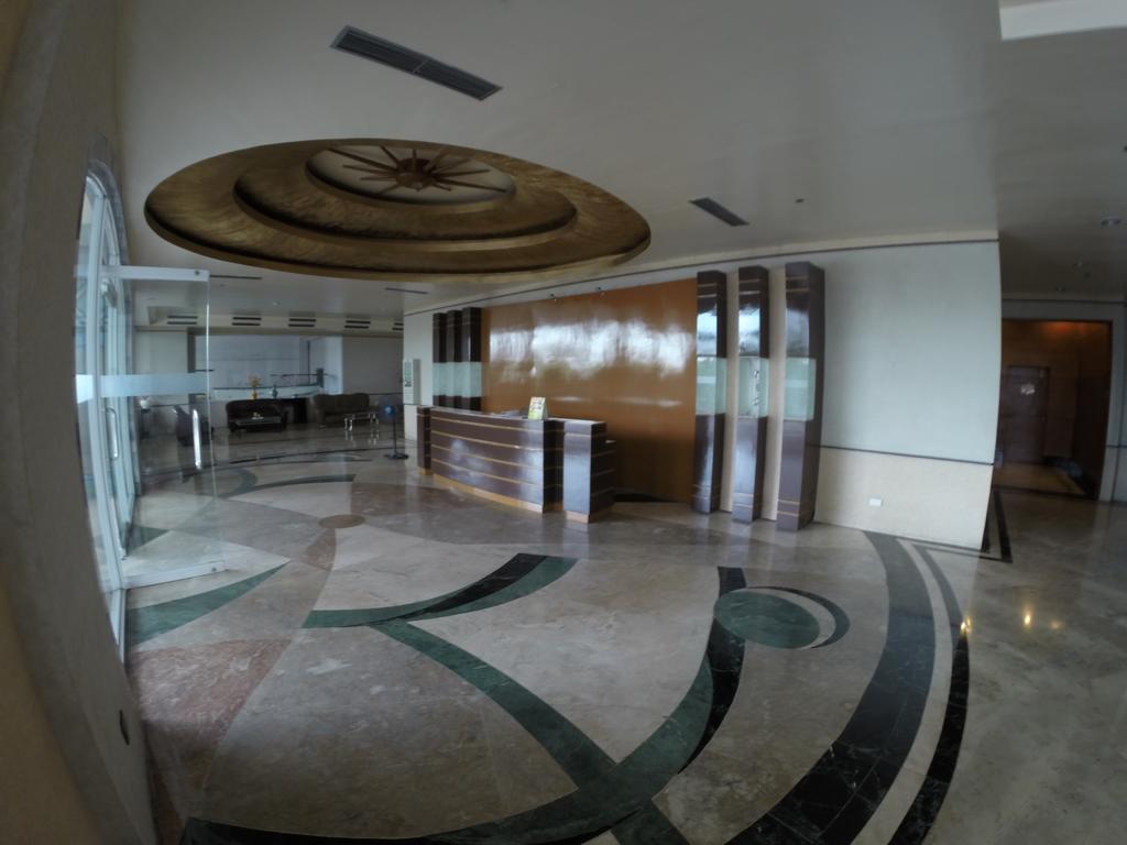 Burgundy Mckinley Place Service Apartment มะนิลา ภายนอก รูปภาพ