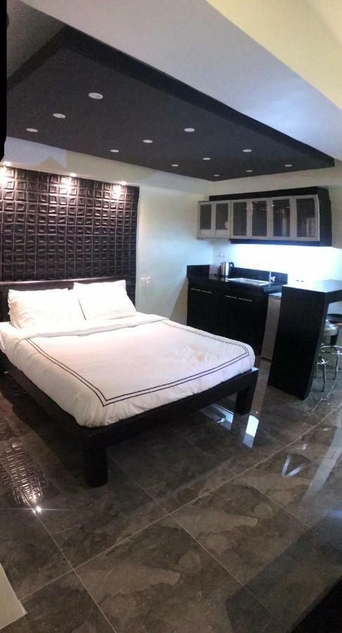 Burgundy Mckinley Place Service Apartment มะนิลา ภายนอก รูปภาพ